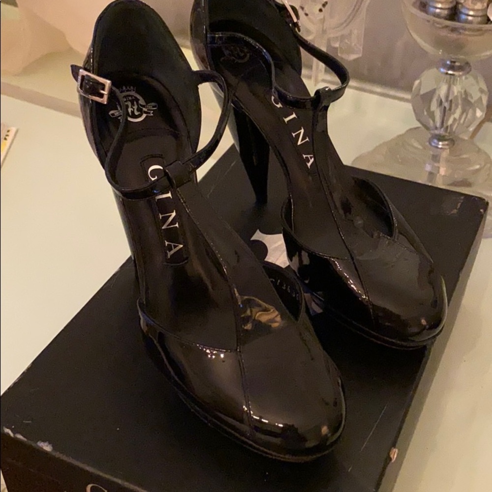 GINA SHOES.  Black patent leather Size 3